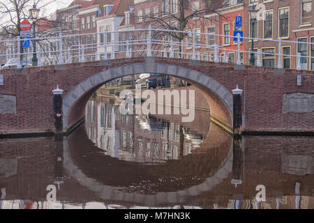 Reflexion der Brücke im Wasser auf einem Kanal in den Niederlanden Stockfoto