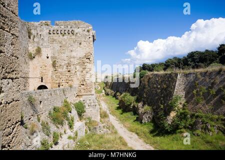 Befestigungsanlagen der Altstadt von Rhodos - Blick auf den Graben und Mauern vom Tor des Heiligen Athanasios, Griechenland Stockfoto