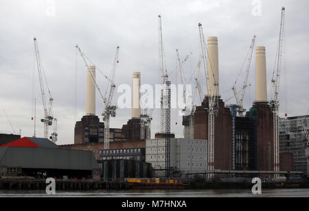 Die rekonstruierten Schornsteine von Battersea Power Station werden von Kränen umgeben, in der Nähe der Themse in London, 11. März 2018. Stockfoto