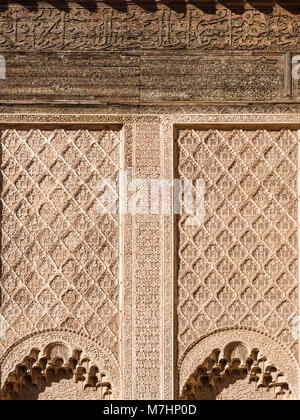 Ali Ben Youssef Madrasa äußeren islamischen Symbole, Kalligraphie und Heilige Geometrie an der Wand in Marrakesch, Marokko Stockfoto