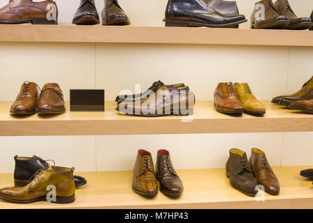 Anzeige der Schuhe aus Leder Mann im Shop Stockfoto
