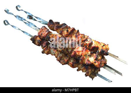 Gegrillte Spieße auf Spieße auf einem weißen Hintergrund. Stockfoto