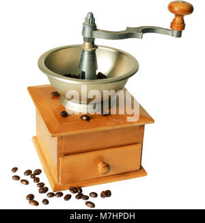 Die mechanische Handschleifer und Kaffeebohnen auf weißem Hintergrund verstreut isoliert. Stockfoto