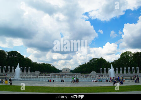 Weltkrieg-II-Denkmal mit Lincoln Monument im Hintergrund Stockfoto