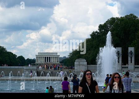 Weltkrieg-II-Denkmal mit Lincoln Monument im Hintergrund Stockfoto