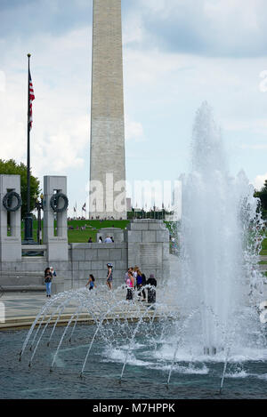 Weltkrieg-II-Denkmal mit Washington Monument im Hintergrund Stockfoto