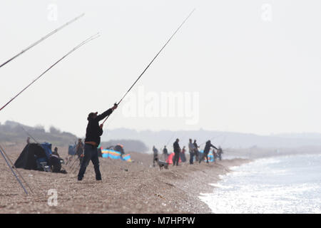 Angler in der Heat Haze an einem heißen Tag am Chesil Beach UK, meist Makrelenfangs Stockfoto