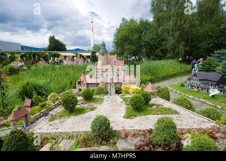 KOWARY, Polen - Juli 12, 2017: Das Modell der mittelalterlichen defensive Czocha Schloss in Lesna im kleinen Park. Stockfoto