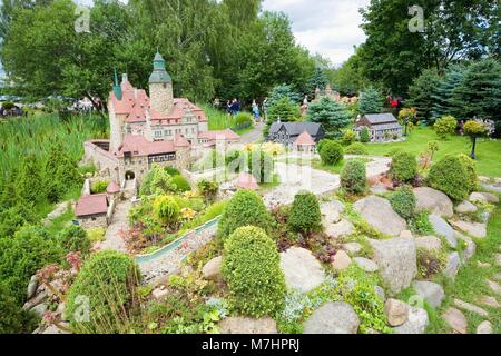 KOWARY, Polen - Juli 12, 2017: Das Modell der mittelalterlichen defensive Czocha Schloss in Lesna im kleinen Park. Stockfoto