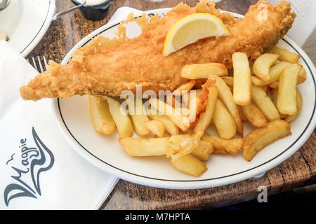 Regelmäßige Schellfisch ausgezeichneten Fisch und Chips an der berühmten Magpie Cafe in Whitby ENGLAND Stockfoto