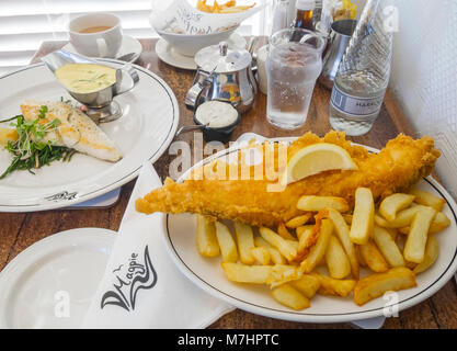 Mittagessen für zwei an der berühmten Magpie Café in Whitby, North Yorkshire England UK ein gebratener Schellfisch und Chips und der Seehecht mit Queller und Sauce Béarnaise Stockfoto