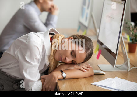 Erschöpft, junge Frau, die Pause schlafen am Arbeitsplatz zu ruhen Stockfoto