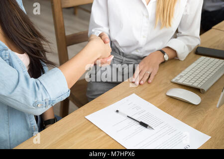 Zwei Frauen Partner handshaking nach Unterzeichnung Vertrag ein Stockfoto