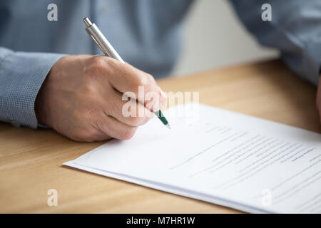Männliche hand Unterzeichnung Dokument, älterer Mann, Unterschrift auf Pape Stockfoto