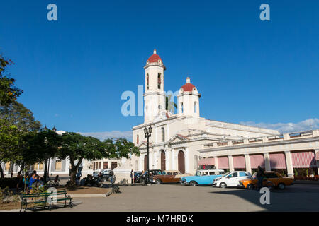 CIENFUEGOS, Kuba - 3. JANUAR 2017: Panorama der im Zentrum der Stadt Cienfuegos. Oldtimer in Jose Marti Park, vor der Purisima anhand von quantitativen Simulatio Stockfoto