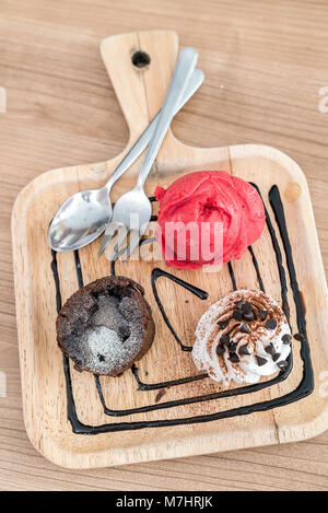 Schokolade lava Kuchen mit Eis und Schokoladensauce Stockfoto