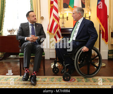 Taoiseach Leo Varadkar trifft Texas Gouverneur Greg Abbott an der Regler-villa in Austin am Anfang seines einwöchigen Besuchs in den Vereinigten Staaten von Amerika. Stockfoto