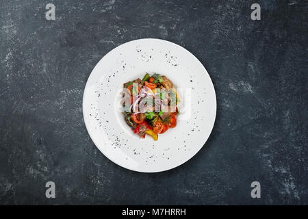 Salat mit Auberginen und Blumenkohl in pikanter Sauce Stockfoto