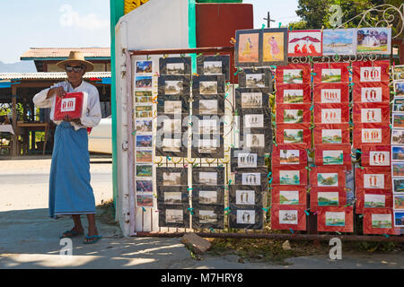 Souvenirs zum Verkauf an Eingang zum Kloster Shwe Yan Pyay, Shwe Yaunghwe Kloster, Nyaungshwe, Inle Lake, Myanmar (Birma), Asien im Februar Stockfoto