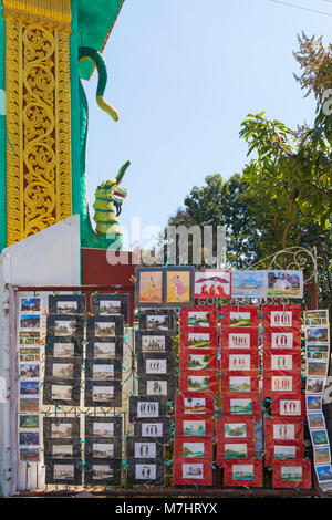 Souvenirs Kunstwerke zum Verkauf an Eingang zum Kloster Shwe Yan Pyay, Shwe Yaunghwe Kloster, Nyaungshwe, Inle Lake, Myanmar (Birma), Asien im Februar Stockfoto