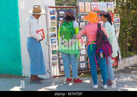 Touristen auf der Suche nach Souvenirs Verkauf am Eingang zum Kloster Shwe Yan Pyay, Shwe Yaunghwe Kloster, Nyaungshwe, Inle Lake, Myanmar (Birma), Asien Stockfoto