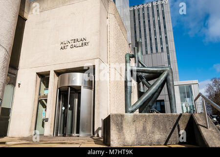 Die Außenseite des Hunterian Art Gallery mit Bronze Skulptur Darstellung eines Objekts durch Dhruva Mistry an der Universität Glasgow, Schottland, Vereinigtes Königreich Stockfoto