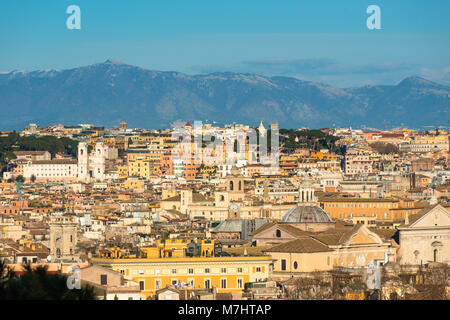 Die Altstadt von Rom City Skyline mit Kuppeln und Turmspitzen von Gianicolo-hügel Terrasse aus gesehen. Rom, Latium, Italien. Stockfoto