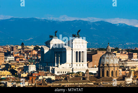 Die Altstadt von Rom City Skyline mit Kuppeln und Turmspitzen von Gianicolo-hügel Terrasse aus gesehen. Rom, Latium, Italien. Stockfoto