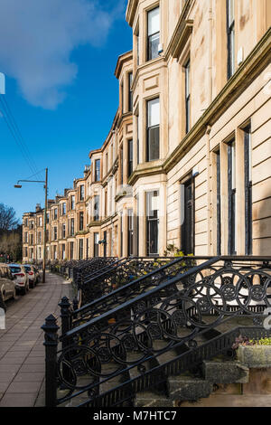 Blick auf die Reihe der traditionellen Sandstein Wohnhaus Wohnhäuser im West End von Glasgow, Schottland, Vereinigtes Königreich Stockfoto