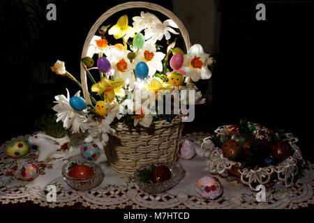 Ostern Dekoration mit Eiern. Spring Bouquet von blühenden Narzissen. Stockfoto