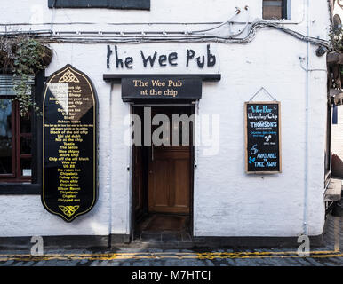 Äußere des Wee Pub zu den allgegenwärtigen Chip Restaurant auf Ashton Lane im West End von Glasgow, Schottland, Vereinigtes Königreich angeschlossen Stockfoto