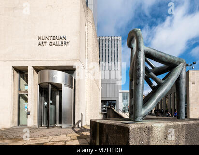 Die Außenseite des Hunterian Art Gallery mit Bronze Skulptur Darstellung eines Objekts durch Dhruva Mistry an der Universität Glasgow, Schottland, Vereinigtes Königreich Stockfoto