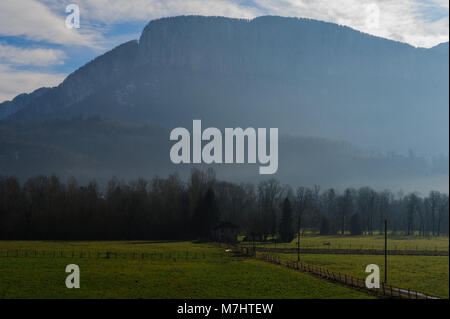 Landschaft Schoß des Savoy, in der Nähe von Entre-deux-Guiers, in südlichen Frankreich, an einem klaren Winter am Nachmittag Stockfoto