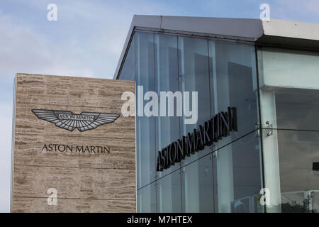 Der Aston Martin Logo und Namen auf dem Schild außerhalb der Showroom Verkauf der Marke in Edinburgh. Stockfoto