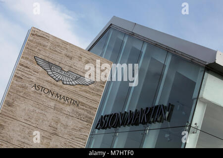 Der Aston Martin Logo und Namen auf dem Schild außerhalb der Showroom Verkauf der Marke in Edinburgh. Stockfoto