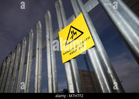 Die Gefahr von Tod halten sich an den Zaun angebracht um einen elektrischen Unterstation Stockfoto