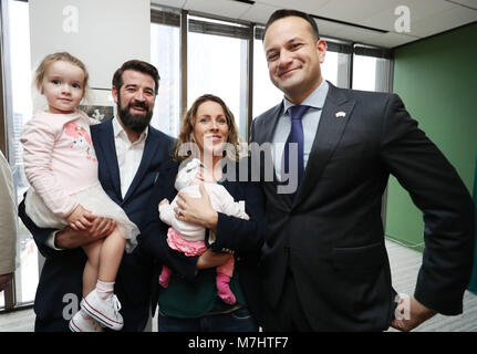 Taoiseach Leo Varadkar erfüllt, Peter Fitzgibbon und Elaine King mit ihren Kindern Siena und Baby Rowan bei einem Empfang im Konsulat von Irland in Austin, Texas am Anfang seines einwöchigen Besuchs in den Vereinigten Staaten von Amerika. Stockfoto