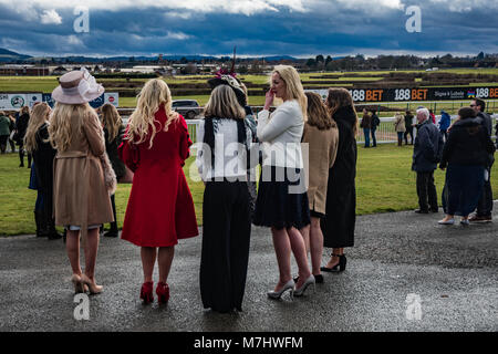 Hereford, Herefordshire, UK. 10. März, 2018. Meine Damen verkleidet für Damen Tag beobachten Sie die 2:50:00 Uhr Rennen in Hereford Pferderennbahn während der Ladies Tag in Hereford am 10. März 2018. Quelle: Jim Holz/Alamy leben Nachrichten Stockfoto