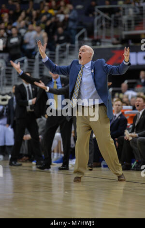 Washington, DC, USA. 10 Mär, 2018. Der hl. Bonaventura Head Coach MARK SCHMIDT reagiert auf ein Foul im Halbfinale am Kapital einer Arena in Washington DC statt. Credit: Amy Sanderson/ZUMA Draht/Alamy leben Nachrichten Stockfoto