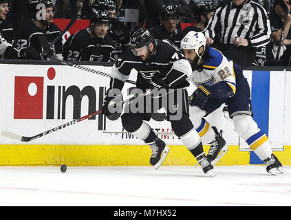 Los Angeles, Kalifornien, USA. 10 Mär, 2018. Los Angeles Kings' vorwärts Torrey Mitchell (71) Mias mit St. Louis Blues 'forward Chris Thorburn (22) Während eines 2017-2018 NHL Hockey Spiel in Los Angeles am 10. März 2018. Die Blues gewann 7-2 Credit: Ringo Chiu/ZUMA Draht/Alamy leben Nachrichten Stockfoto