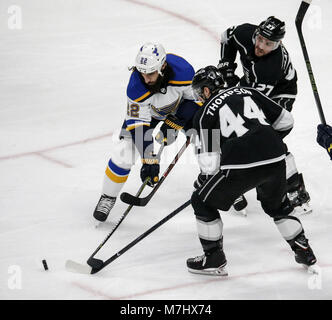 Los Angeles, Kalifornien, USA. 10 Mär, 2018. St. Louis Blues 'forward Chris Thorburn (22) Mias mit Los Angeles Kings 'forward Nate Thompson (44) Während eines 2017-2018 NHL Hockey Spiel in Los Angeles am 10. März 2018. Die Blues gewann 7-2 Credit: Ringo Chiu/ZUMA Draht/Alamy leben Nachrichten Stockfoto