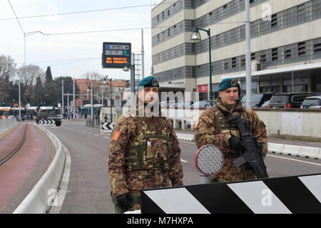 Venedig, Italien. 10. Mär 2018. Die Soldaten an der Barriere in Venedig. Im August 2017, waren auf das Tor von Venedig Piazzale Roma', der Anti - Terror - Barriere bei den Filmfestspielen in Venedig begann gebaut. Nach acht Monaten die ohnmächtige Jersey Barrieren in Beton gibt es noch. Die Installation kontinuierlich die Lebensfähigkeit des Verkehrsflusses zu überprüfen, und der Fußgängerzone. Die Hindernisse, die sich über Ponte della Libertˆ zur Piazzale Roma, ausgelegt sind vehicular Angriff zu blockieren, einen gepanzerten Wagen war der Flugsicherung. Credit: ALEJANDRO SALA/Alamy leben Nachrichten Stockfoto