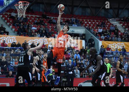 Zagreb. 10 Mär, 2018. Nik Slavica (C) der Cedevita geht in den Warenkorb während der Runde 22 ABA league basketball Match zwischen Cedevita und Partizan in Zagreb, Kroatien am 10. März 2018. Cedevita gewann Niederlage 84-75. Quelle: Marko Lukunic/Xinhua/Alamy leben Nachrichten Stockfoto