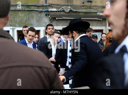 Venedig, Italien. 10. Mär 2018. Mitglieder der jüdischen Gemeinschaft in der Campo del Ghetto Nuovo, während der Sabbat feiern, Tag des Israel Gemeinschaft feiern in Venedig. Das Campo del Ghetto Nuovo in Venedig, im Viertel Cannaregio befindet. Der Campo del Ghetto Nuovo ist das wahre Zentrum der Jüdischen Ghetto von Venedig. Dieses Ghetto war der erste in der Welt und hat seinen Namen von einem bestehenden Gießerei, wo sie geschmolzen oder "warf" der Metalle für den Schiffbau im Arsenal benötigt. Daher auch der Name "Jet" und "Ghetto", in der jeder erkennt jetzt, ein Ort der Trennung. Stockfoto