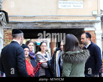 Venedig, Italien. 10. Mär 2018. Mitglieder der jüdischen Gemeinschaft in der Campo del Ghetto Nuovo, während der Sabbat feiern, Tag des Israel Gemeinschaft feiern in Venedig. Das Campo del Ghetto Nuovo in Venedig, im Viertel Cannaregio befindet. Der Campo del Ghetto Nuovo ist das wahre Zentrum der Jüdischen Ghetto von Venedig. Dieses Ghetto war der erste in der Welt und hat seinen Namen von einem bestehenden Gießerei, wo sie geschmolzen oder "warf" der Metalle für den Schiffbau im Arsenal benötigt. Daher auch der Name "Jet" und "Ghetto", in der jeder erkennt jetzt, ein Ort der Trennung. Stockfoto