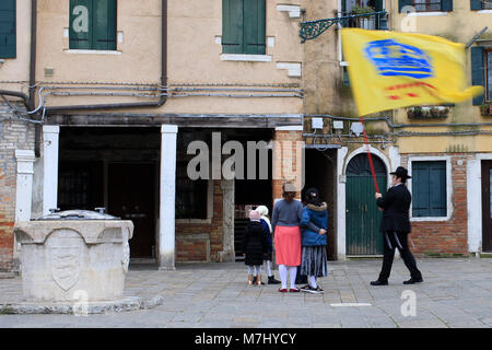 Venedig, Italien. 10. Mär 2018. Ein Mitglied und Childs der Jüdischen Gemeinde von Venedig feierte nach der Zeremonie den Schabbat Tag, befindet sich in Venedig, im Viertel Cannaregio befindet. Die 'Campo del Ghetto Nuovo" wurde das Herz der Jüdischen Gemeinde in Venedig. Der Campo del Ghetto Nuovo ist das wahre Zentrum der Jüdischen Ghetto von Venedig. Dieses Ghetto war der erste in der Welt und hat seinen Namen von einem bestehenden Gießerei, wo sie geschmolzen oder "warf" der Metalle für den Schiffbau im Arsenal benötigt. Daher auch der Name "Jet" und "Ghetto", in der jeder erkennt jetzt, ein Ort der segregatio Stockfoto