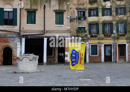 Venedig, Italien. 10. Mär 2018. Ein Mitglied der jüdischen Gemeinde in Venedig, eine Flagge nach der Feier des Sabbat Tag, im Campo del Ghetto Nuovo in Venedig (Cannaregio). Die 'Campo del Ghetto Nuovo" wurde das Herz der Jüdischen Gemeinde in Venedig. Der Campo del Ghetto Nuovo ist das wahre Zentrum der Jüdischen Ghetto von Venedig. Dieses Ghetto war der erste in der Welt und hat seinen Namen von einem bestehenden Gießerei, wo sie geschmolzen oder "warf" der Metalle für den Schiffbau im Arsenal benötigt. Daher auch der Name "Jet" und "Ghetto", in der jeder erkennt jetzt, ein Ort der Stockfoto