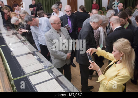 Budapest, Ungarn. 10 Mär, 2018. Menschen sehen ungarischen Komponisten Franz Liszt Manuskripte, die bisher gedacht sind in der Franz Liszt Memorial Museum und Forschungszentrum in Budapest, Ungarn, am 10. März 2018 verloren. Die Manuskripte geglaubt, der berühmten ungarischen Komponisten Franz Liszt werden im Museum am Samstag in einer feierlichen Zeremonie vorgestellt wurden. Credit: Attila Volgyi/Xinhua/Alamy leben Nachrichten Stockfoto