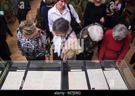 Budapest, Ungarn. 10 Mär, 2018. Menschen sehen ungarischen Komponisten Franz Liszt Manuskripte, die bisher gedacht sind in der Franz Liszt Memorial Museum und Forschungszentrum in Budapest, Ungarn, am 10. März 2018 verloren. Die Manuskripte geglaubt, der berühmten ungarischen Komponisten Franz Liszt werden im Museum am Samstag in einer feierlichen Zeremonie vorgestellt wurden. Credit: Attila Volgyi/Xinhua/Alamy leben Nachrichten Stockfoto