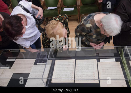 Budapest, Ungarn. 10 Mär, 2018. Menschen sehen ungarischen Komponisten Franz Liszt Manuskripte, die bisher gedacht sind in der Franz Liszt Memorial Museum und Forschungszentrum in Budapest, Ungarn, am 10. März 2018 verloren. Die Manuskripte geglaubt, der berühmten ungarischen Komponisten Franz Liszt werden im Museum am Samstag in einer feierlichen Zeremonie vorgestellt wurden. Credit: Attila Volgyi/Xinhua/Alamy leben Nachrichten Stockfoto